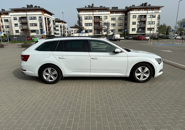 Skoda Superb cena 52900 przebieg: 198000, rok produkcji 2016 z Gdańsk małe 121
